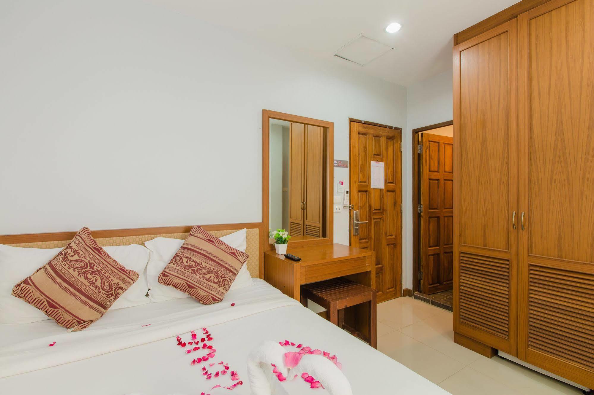 Hip Yaya Residences Patong Exterior foto